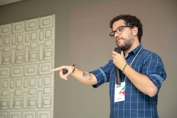 Discussão em grupo durante workshop de IA sobre métricas de adoção